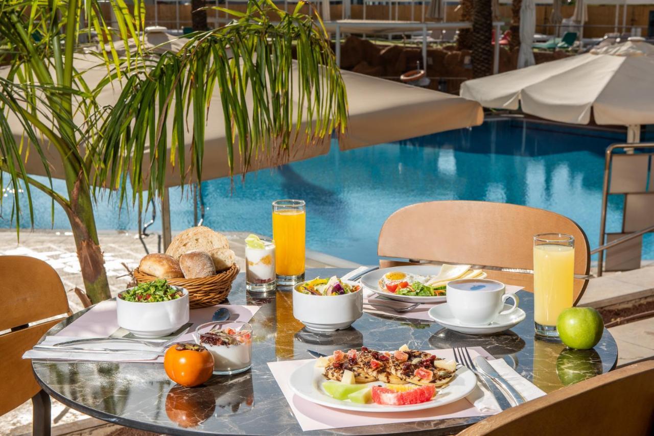 Vert Hotel Eilat By Afi Hotels Esterno foto Breakfast at the pool