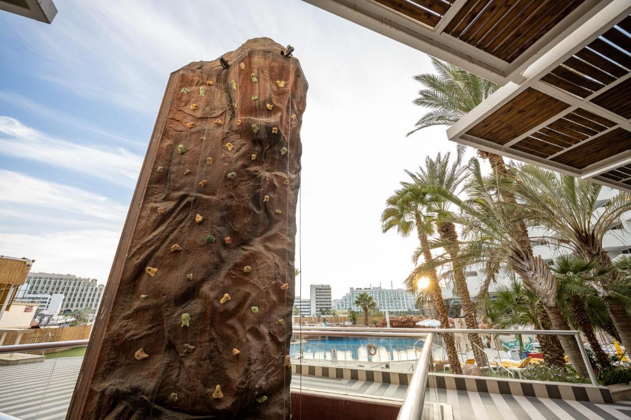 Vert Hotel Eilat By Afi Hotels Esterno foto The rock climbing wall at the Atlantis Paradise Island