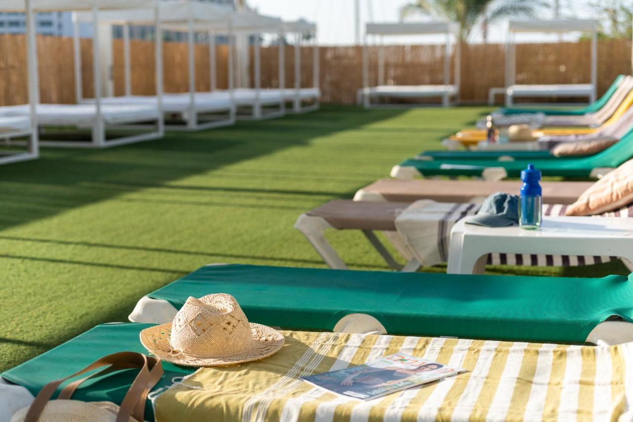 Vert Hotel Eilat By Afi Hotels Esterno foto Artificial grass on a cruise ship