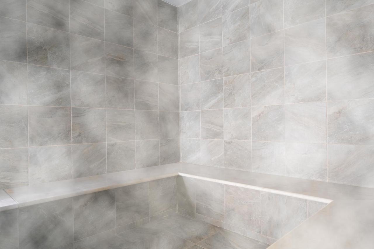 Vert Hotel Eilat By Afi Hotels Esterno foto A shower seat