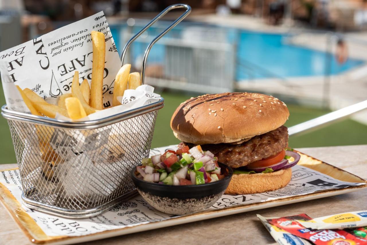 Vert Hotel Eilat By Afi Hotels Esterno foto A hamburger with chips