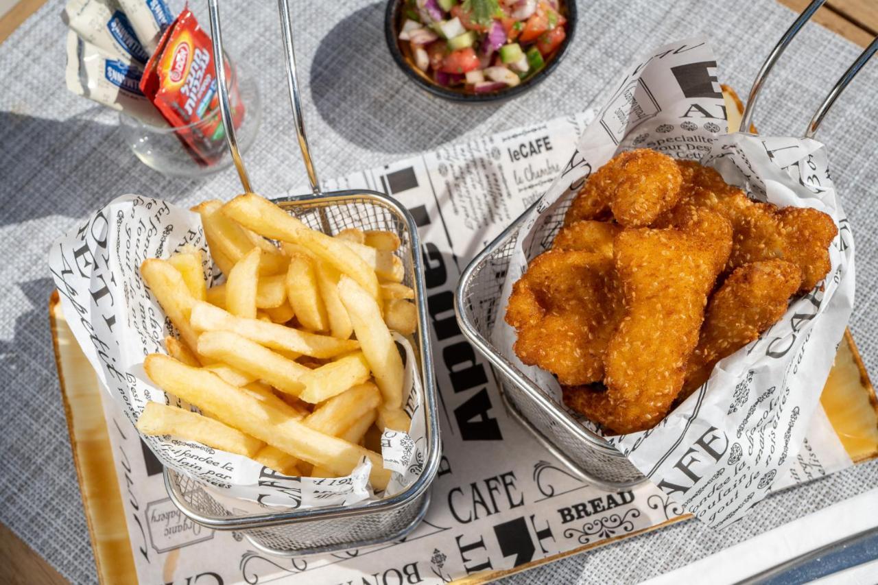Vert Hotel Eilat By Afi Hotels Esterno foto Schnitzel and chips