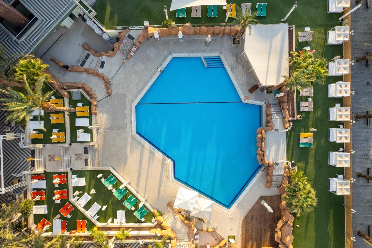Vert Hotel Eilat By Afi Hotels Esterno foto Aerial view of the pool at the Hard Rock Hotel